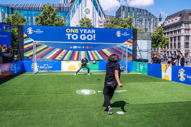 noch 365 Tage, bis die UEFA EURO 2024 startet: In einem Jahr ist der europäische Spitzenfußball in Deutschland zu Gast und zu vier Spielen auch in Leipzig. Anlässlich des one year to go möchten wir Ihnen im Rahmen eines Medientermins aktuelle Informationen zu den Themen Straßenbahn im Branding der UEFA EURO 2024 und Start der Bewerberplattform für Volunteers zur Verfügung stellen. Teilnehmer sind unter anderem: Heiko Rosenthal (Bürgermeister und Beigeordneter für Umwelt, Klima, Ordnung und Sport der Stadt Leipzig), Ulf Middelberg (Geschäftsführer Leipziger Versorgungs- und Verkehrsgesellschaft), Katja Büchel (Leiterin Amt für Sport), Markus Bienert (Geschäftsführer Sächsischer Fußballverband) und Ulrich Wolter (Vo