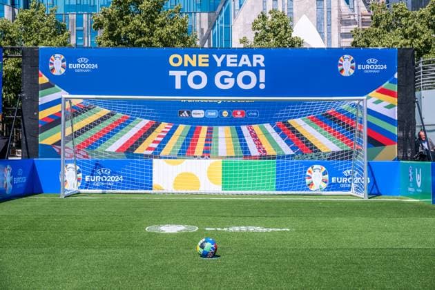 noch 365 Tage, bis die UEFA EURO 2024 startet: In einem Jahr ist der europäische Spitzenfußball in Deutschland zu Gast und zu vier Spielen auch in Leipzig. Anlässlich des one year to go möchten wir Ihnen im Rahmen eines Medientermins aktuelle Informationen zu den Themen Straßenbahn im Branding der UEFA EURO 2024 und Start der Bewerberplattform für Volunteers zur Verfügung stellen. Teilnehmer sind unter anderem: Heiko Rosenthal (Bürgermeister und Beigeordneter für Umwelt, Klima, Ordnung und Sport der Stadt Leipzig), Ulf Middelberg (Geschäftsführer Leipziger Versorgungs- und Verkehrsgesellschaft), Katja Büchel (Leiterin Amt für Sport), Markus Bienert (Geschäftsführer Sächsischer Fußballverband) und Ulrich Wolter (Vo