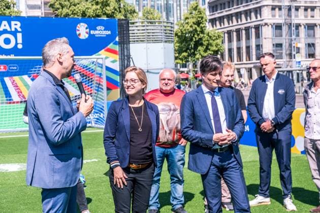 noch 365 Tage, bis die UEFA EURO 2024 startet: In einem Jahr ist der europäische Spitzenfußball in Deutschland zu Gast und zu vier Spielen auch in Leipzig. Anlässlich des one year to go möchten wir Ihnen im Rahmen eines Medientermins aktuelle Informationen zu den Themen Straßenbahn im Branding der UEFA EURO 2024 und Start der Bewerberplattform für Volunteers zur Verfügung stellen. Teilnehmer sind unter anderem: Heiko Rosenthal (Bürgermeister und Beigeordneter für Umwelt, Klima, Ordnung und Sport der Stadt Leipzig), Ulf Middelberg (Geschäftsführer Leipziger Versorgungs- und Verkehrsgesellschaft), Katja Büchel (Leiterin Amt für Sport), Markus Bienert (Geschäftsführer Sächsischer Fußballverband) und Ulrich Wolter (Vo