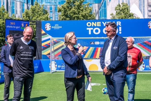 noch 365 Tage, bis die UEFA EURO 2024 startet: In einem Jahr ist der europäische Spitzenfußball in Deutschland zu Gast und zu vier Spielen auch in Leipzig. Anlässlich des one year to go möchten wir Ihnen im Rahmen eines Medientermins aktuelle Informationen zu den Themen Straßenbahn im Branding der UEFA EURO 2024 und Start der Bewerberplattform für Volunteers zur Verfügung stellen. Teilnehmer sind unter anderem: Heiko Rosenthal (Bürgermeister und Beigeordneter für Umwelt, Klima, Ordnung und Sport der Stadt Leipzig), Ulf Middelberg (Geschäftsführer Leipziger Versorgungs- und Verkehrsgesellschaft), Katja Büchel (Leiterin Amt für Sport), Markus Bienert (Geschäftsführer Sächsischer Fußballverband) und Ulrich Wolter (Vo