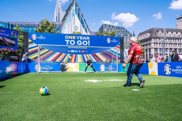 noch 365 Tage, bis die UEFA EURO 2024 startet: In einem Jahr ist der europäische Spitzenfußball in Deutschland zu Gast und zu vier Spielen auch in Leipzig. Anlässlich des one year to go möchten wir Ihnen im Rahmen eines Medientermins aktuelle Informationen zu den Themen Straßenbahn im Branding der UEFA EURO 2024 und Start der Bewerberplattform für Volunteers zur Verfügung stellen. Teilnehmer sind unter anderem: Heiko Rosenthal (Bürgermeister und Beigeordneter für Umwelt, Klima, Ordnung und Sport der Stadt Leipzig), Ulf Middelberg (Geschäftsführer Leipziger Versorgungs- und Verkehrsgesellschaft), Katja Büchel (Leiterin Amt für Sport), Markus Bienert (Geschäftsführer Sächsischer Fußballverband) und Ulrich Wolter (Vo