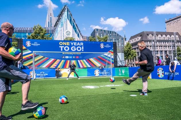 noch 365 Tage, bis die UEFA EURO 2024 startet: In einem Jahr ist der europäische Spitzenfußball in Deutschland zu Gast und zu vier Spielen auch in Leipzig. Anlässlich des one year to go möchten wir Ihnen im Rahmen eines Medientermins aktuelle Informationen zu den Themen Straßenbahn im Branding der UEFA EURO 2024 und Start der Bewerberplattform für Volunteers zur Verfügung stellen. Teilnehmer sind unter anderem: Heiko Rosenthal (Bürgermeister und Beigeordneter für Umwelt, Klima, Ordnung und Sport der Stadt Leipzig), Ulf Middelberg (Geschäftsführer Leipziger Versorgungs- und Verkehrsgesellschaft), Katja Büchel (Leiterin Amt für Sport), Markus Bienert (Geschäftsführer Sächsischer Fußballverband) und Ulrich Wolter (Vo