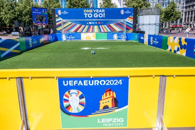 noch 365 Tage, bis die UEFA EURO 2024 startet: In einem Jahr ist der europäische Spitzenfußball in Deutschland zu Gast und zu vier Spielen auch in Leipzig. Anlässlich des one year to go möchten wir Ihnen im Rahmen eines Medientermins aktuelle Informationen zu den Themen Straßenbahn im Branding der UEFA EURO 2024 und Start der Bewerberplattform für Volunteers zur Verfügung stellen. Teilnehmer sind unter anderem: Heiko Rosenthal (Bürgermeister und Beigeordneter für Umwelt, Klima, Ordnung und Sport der Stadt Leipzig), Ulf Middelberg (Geschäftsführer Leipziger Versorgungs- und Verkehrsgesellschaft), Katja Büchel (Leiterin Amt für Sport), Markus Bienert (Geschäftsführer Sächsischer Fußballverband) und Ulrich Wolter (Vo