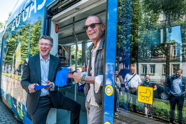 noch 365 Tage, bis die UEFA EURO 2024 startet: In einem Jahr ist der europäische Spitzenfußball in Deutschland zu Gast und zu vier Spielen auch in Leipzig. Anlässlich des one year to go möchten wir Ihnen im Rahmen eines Medientermins aktuelle Informationen zu den Themen Straßenbahn im Branding der UEFA EURO 2024 und Start der Bewerberplattform für Volunteers zur Verfügung stellen. Teilnehmer sind unter anderem: Heiko Rosenthal (Bürgermeister und Beigeordneter für Umwelt, Klima, Ordnung und Sport der Stadt Leipzig), Ulf Middelberg (Geschäftsführer Leipziger Versorgungs- und Verkehrsgesellschaft), Katja Büchel (Leiterin Amt für Sport), Markus Bienert (Geschäftsführer Sächsischer Fußballverband) und Ulrich Wolter (Vo