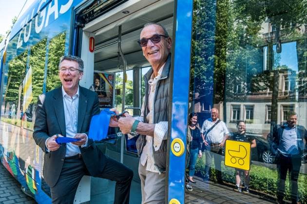 noch 365 Tage, bis die UEFA EURO 2024 startet: In einem Jahr ist der europäische Spitzenfußball in Deutschland zu Gast und zu vier Spielen auch in Leipzig. Anlässlich des one year to go möchten wir Ihnen im Rahmen eines Medientermins aktuelle Informationen zu den Themen Straßenbahn im Branding der UEFA EURO 2024 und Start der Bewerberplattform für Volunteers zur Verfügung stellen. Teilnehmer sind unter anderem: Heiko Rosenthal (Bürgermeister und Beigeordneter für Umwelt, Klima, Ordnung und Sport der Stadt Leipzig), Ulf Middelberg (Geschäftsführer Leipziger Versorgungs- und Verkehrsgesellschaft), Katja Büchel (Leiterin Amt für Sport), Markus Bienert (Geschäftsführer Sächsischer Fußballverband) und Ulrich Wolter (Vo