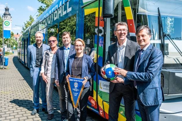 noch 365 Tage, bis die UEFA EURO 2024 startet: In einem Jahr ist der europäische Spitzenfußball in Deutschland zu Gast und zu vier Spielen auch in Leipzig. Anlässlich des one year to go möchten wir Ihnen im Rahmen eines Medientermins aktuelle Informationen zu den Themen Straßenbahn im Branding der UEFA EURO 2024 und Start der Bewerberplattform für Volunteers zur Verfügung stellen. Teilnehmer sind unter anderem: Heiko Rosenthal (Bürgermeister und Beigeordneter für Umwelt, Klima, Ordnung und Sport der Stadt Leipzig), Ulf Middelberg (Geschäftsführer Leipziger Versorgungs- und Verkehrsgesellschaft), Katja Büchel (Leiterin Amt für Sport), Markus Bienert (Geschäftsführer Sächsischer Fußballverband) und Ulrich Wolter (Vo