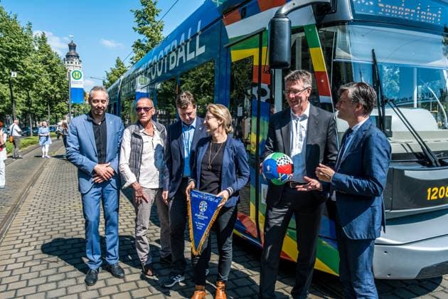 noch 365 Tage, bis die UEFA EURO 2024 startet: In einem Jahr ist der europäische Spitzenfußball in Deutschland zu Gast und zu vier Spielen auch in Leipzig. Anlässlich des one year to go möchten wir Ihnen im Rahmen eines Medientermins aktuelle Informationen zu den Themen Straßenbahn im Branding der UEFA EURO 2024 und Start der Bewerberplattform für Volunteers zur Verfügung stellen. Teilnehmer sind unter anderem: Heiko Rosenthal (Bürgermeister und Beigeordneter für Umwelt, Klima, Ordnung und Sport der Stadt Leipzig), Ulf Middelberg (Geschäftsführer Leipziger Versorgungs- und Verkehrsgesellschaft), Katja Büchel (Leiterin Amt für Sport), Markus Bienert (Geschäftsführer Sächsischer Fußballverband) und Ulrich Wolter (Vo