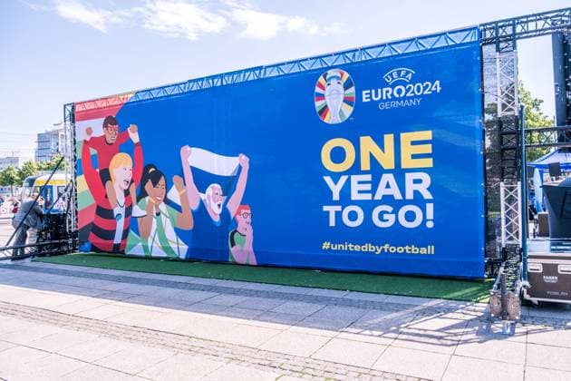 noch 365 Tage, bis die UEFA EURO 2024 startet: In einem Jahr ist der europäische Spitzenfußball in Deutschland zu Gast und zu vier Spielen auch in Leipzig. Anlässlich des one year to go möchten wir Ihnen im Rahmen eines Medientermins aktuelle Informationen zu den Themen Straßenbahn im Branding der UEFA EURO 2024 und Start der Bewerberplattform für Volunteers zur Verfügung stellen. Teilnehmer sind unter anderem: Heiko Rosenthal (Bürgermeister und Beigeordneter für Umwelt, Klima, Ordnung und Sport der Stadt Leipzig), Ulf Middelberg (Geschäftsführer Leipziger Versorgungs- und Verkehrsgesellschaft), Katja Büchel (Leiterin Amt für Sport), Markus Bienert (Geschäftsführer Sächsischer Fußballverband) und Ulrich Wolter (Vo