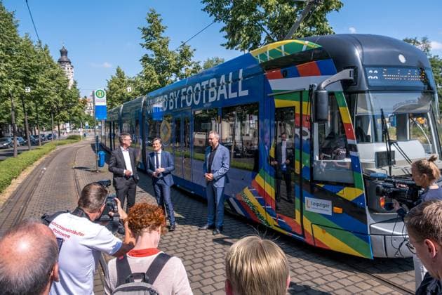 noch 365 Tage, bis die UEFA EURO 2024 startet: In einem Jahr ist der europäische Spitzenfußball in Deutschland zu Gast und zu vier Spielen auch in Leipzig. Anlässlich des one year to go möchten wir Ihnen im Rahmen eines Medientermins aktuelle Informationen zu den Themen Straßenbahn im Branding der UEFA EURO 2024 und Start der Bewerberplattform für Volunteers zur Verfügung stellen. Teilnehmer sind unter anderem: Heiko Rosenthal (Bürgermeister und Beigeordneter für Umwelt, Klima, Ordnung und Sport der Stadt Leipzig), Ulf Middelberg (Geschäftsführer Leipziger Versorgungs- und Verkehrsgesellschaft), Katja Büchel (Leiterin Amt für Sport), Markus Bienert (Geschäftsführer Sächsischer Fußballverband) und Ulrich Wolter (Vo