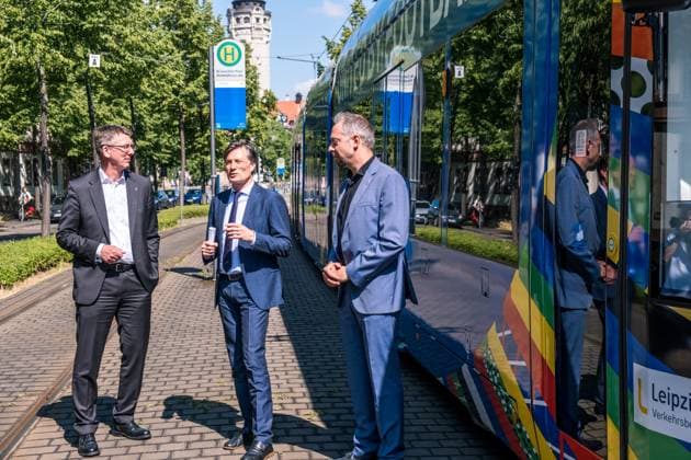 noch 365 Tage, bis die UEFA EURO 2024 startet: In einem Jahr ist der europäische Spitzenfußball in Deutschland zu Gast und zu vier Spielen auch in Leipzig. Anlässlich des one year to go möchten wir Ihnen im Rahmen eines Medientermins aktuelle Informationen zu den Themen Straßenbahn im Branding der UEFA EURO 2024 und Start der Bewerberplattform für Volunteers zur Verfügung stellen. Teilnehmer sind unter anderem: Heiko Rosenthal (Bürgermeister und Beigeordneter für Umwelt, Klima, Ordnung und Sport der Stadt Leipzig), Ulf Middelberg (Geschäftsführer Leipziger Versorgungs- und Verkehrsgesellschaft), Katja Büchel (Leiterin Amt für Sport), Markus Bienert (Geschäftsführer Sächsischer Fußballverband) und Ulrich Wolter (Vo