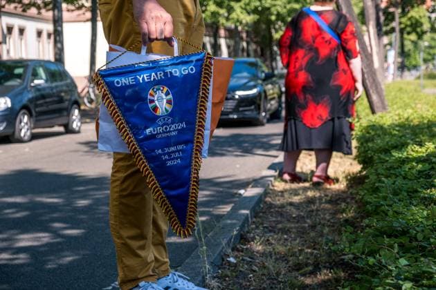 noch 365 Tage, bis die UEFA EURO 2024 startet: In einem Jahr ist der europäische Spitzenfußball in Deutschland zu Gast und zu vier Spielen auch in Leipzig. Anlässlich des one year to go möchten wir Ihnen im Rahmen eines Medientermins aktuelle Informationen zu den Themen Straßenbahn im Branding der UEFA EURO 2024 und Start der Bewerberplattform für Volunteers zur Verfügung stellen. Teilnehmer sind unter anderem: Heiko Rosenthal (Bürgermeister und Beigeordneter für Umwelt, Klima, Ordnung und Sport der Stadt Leipzig), Ulf Middelberg (Geschäftsführer Leipziger Versorgungs- und Verkehrsgesellschaft), Katja Büchel (Leiterin Amt für Sport), Markus Bienert (Geschäftsführer Sächsischer Fußballverband) und Ulrich Wolter (Vo