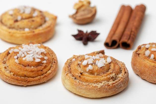 schwedische Kanelbullar mit Zucker schwedische Kanelbullar mit Zucker Copyright: xZoonar.com BerndxJuergensx 13601710