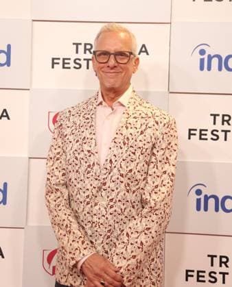TriBeCa Film Festival (NEW) Tribeca Film Festival: Taylor Mac™24-Decade History of Popular Music. June 14, 2023, New York, USA: Taylor Mac, Rob Epstein, Jeffrey Friedman, Matt Ray, Machine Bazzle, Joel Stillerman, Linda Brumbach. ,New York s hottest club is Taylor Mac s 24-Decade History of Popular Music. This club has everything: countercultural history, off-the-wall interpretations of America s most recognizable tunes, ping pong warfare, giant inflatable penises making love and war to David Bowie s Heroes, shameless gay melodrama, and of course, MacArthur Fellowship winner Taylor Mac. Credit: Jose Francisco Thenews2 (Foto: Jose Francisco Thenews2 imago images) TriBeCa Film Festival  Copyright: xJosexFranciscox