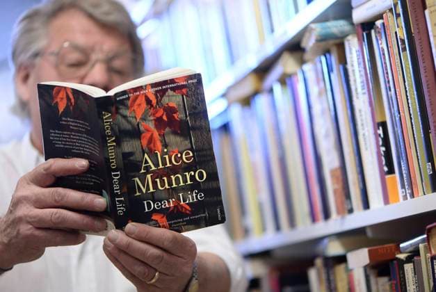 STOCKHOLM 20140502 Bortglömda klassiker som fatt ny uppmärksamhet. Här till exempel ett verk av Nobelpristagaren Alice Munro fotograferad i ett antikvariat. STOCKHOLM SVERIGE x10080x *** STOCKHOLM 20140502 Forgotten classics getting new attention Like a work by Nobel Prize winner Alice Munro photographed in an antique shop STOCKHOLM SWEDEN x10080x  Copyright: xFREDRIKxSANDBERGx xTTx BORTGLÖMDA BÖCKER