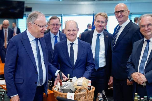News Bilder des Tages Auftakt der Ministerpraesidentenkonferenz im Bundeskanzleramt in Berlin Bundeskanzler Olaf Scholz (SPD) erhaelt sein Geburtstagspraesentekorb von den Ministerpraesidenten ueberreicht von Stephan Weil (SPD) Ministerpraesident von Niedersachsen, Bodo Ramelow (Die Linke) Ministerpraesident von Thueringen und Daniel Guenther (CDU) Ministerpraesident von Schleswig-Holstein, Dietmar Woidke (SPD) Ministerpraesident von Brandenburg und Reiner Haseloff (CDU) Ministerpraesident von Sachsen-Anhalt beim Auftakt der Ministerpraesidentenkonferenz im BundeskanzleramtBerlin, 15.06.2023 Berlin Berlin Deutschland *** Chancellor Olaf Scholz SPD receives his birthday gift basket from the State Premiers presented by Stephan Weil SPD State Premier of Lower Sax