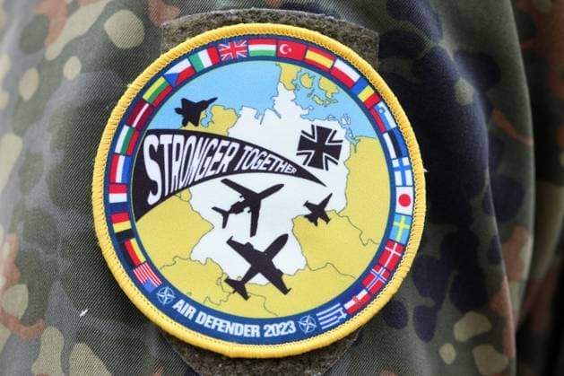 Bilder des Jahres 2023, News June 06 News Themen der Woche KW24 News Bilder des Tages Patch AIR DEFENDER 2023 STRONGER TOGETHER auf einer Uniform. Hachenberg-Kaserne. Luftwaffenuebung (Luftwaffenübung) Air Defender 2023. Der Inspekteur der Luftwaffe, Generalleutnant Ingo Gerhartz besucht den Einsatzfuehrungsbereich (Einsatzführungsbereich) 2. Air Defender 2023 am 15.06.2023 in Erndtebrueck Deutschland. *** Patch AIR DEFENDER 2023 STRONGER TOGETHER on a uniform Hachenberg Kaserne Luftwaffe exercise Air Defender 2023 The Inspector of the Air Force, Lieutenant General Ingo Gerhartz visits the Operational Command 2 Air Defender 2023 on 15 06 2023 in Erndtebrueck Germany