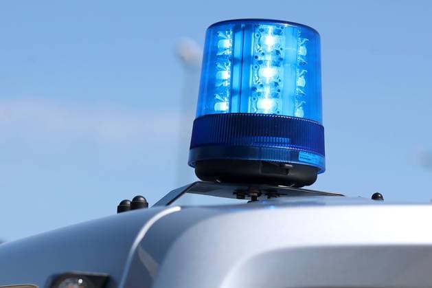 03.06.2023, Essen, Ein Einsatzfahrzeug der Polizei fährt mit Blaulicht zu einem Einsatz. Nordrhein-Westfalen Deutschland *** 03 06 2023, Essen, a police emergency vehicle drives with blue light to an operation North Rhine Westphalia Germany