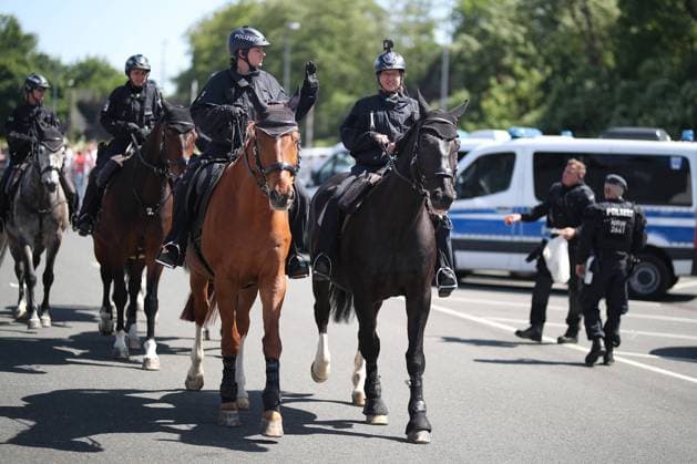 03.06.2023, Essen, Fußball, Einsatz der Polizei Reiterstaffel beim Niederrheinpokal Finale Herren, Stadion an der Hafenstraße, Saison 2022 2023, Rot-Weiss Essen Rot-Weiss Oberhausen. Nordrhein-Westfalen Deutschland *** 03 06 2023, Essen, soccer, deployment of the police equestrian squad at the Niederrheinpokal final men, stadium at the Hafenstraße, season 2022 2023, Rot Weiss Essen Rot Weiss Oberhausen North Rhine Westphalia Germany