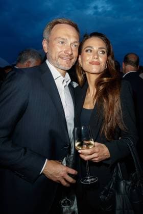 Party - Bertelsmann Christian Lindner mit Ehefrau Franca Lehfeldt bei der Bertelsmann Party 2023 in der Bertelsmann Hauptstadtrepräsentanz am 15.06.2023 in Berlin. *** Party Bertelsmann Christian Lindner with wife Franca Lehfeldt at the Bertelsmann Party 2023 in the Bertelsmann capital representative office on 15 06 2023 in Berlin Copyright: xEventpressxKochanx