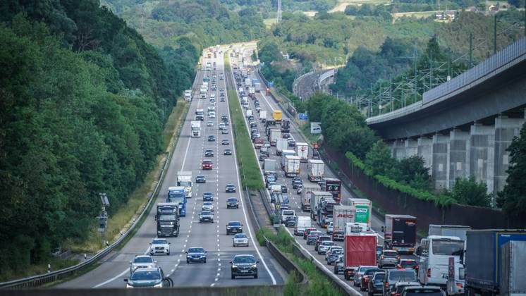 15.06.2023; A3 Frankfurt, Deutschland Stau auf der Autobahn, Verkehrsstau, Verkehrsstockung, Verkehrskollaps, Verkehrschaos, Blechlawine, Verkehrswelle, Verkehrsstauung, Symbolbild für Berufsverkehr, Pendelverkehr, Rush Hour, Stoßzeit, Hauptverkehrszeit, Berufsverkehrschaos, Reiseverkehr, Urlaubsverkehr, Ferienverkehr, Verkehrsreisewelle, Reisewelle, Stress, Verkehrsstress, Staufrust, Verkehrsbelastung, Verkehrsstress, Wochenendverkehr, Wochenendstau, Wochenendausflugsverkehr, Wochenendreiseverkehr *** 15 06 2023 A3 Frankfurt, Germany traffic jam on the highway, traffic jam, traffic congestion, traffic gridlock, traffic chaos, avalanche of cars, traffic wave, traffic congestion, symbolic image for rush hour, commuter traffic, rush hour,