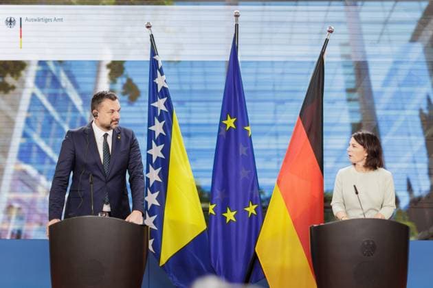 News Themen der Woche KW24 News Bilder des Tages Annalena Baerbock (Buendnis 90 Die Gruenen), Bundesaussenministerin, und Elmedin Dino Konakovic, Aussenminister von Bosnien und Herzegovina, aufgenommen im Rahmen eines Doorsteps im Auswaertigen Amt in Berlin, 16.06.2023. Berlin Deutschland *** Annalena Baerbock Buendnis 90 Die Gruenen , Federal Minister of Foreign Affairs, and Elmedin Dino Konakovic, Minister of Foreign Affairs of Bosnia and Herzegovina, recorded during a doorstep at the Foreign Office in Berlin, 16 06 2023 Berlin Germany Copyright: xKiraxHofmannx