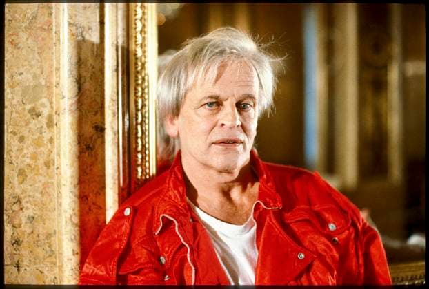 Klaus KINSKI Promotion Tour für Kommando Leopard . Fotosession 15. Oktober 1985, Hotel Imperial, Wien Bild: Klaus KINSKI posiert vor einem Spiegel im Hotel Imperial Klaus Kinski (eigentl. Klaus Günter Karl Nakszynski; * 18. Oktober 1926 in Zoppot, Freie Stadt Danzig; 23. November 1991 in Lagunitas, Kalifornien) war ein deutscher Schauspieler, Regisseur und Buchautor. Er war auf die Darstellung psychopathischer und getriebener Figuren spezialisiert und zählte in diesem Rollenfach auch international zu den gefragtesten Filmschauspielern. Als künstlerisch herausragend gilt seine jahrelange Zusammenarbeit mit dem deutschen Regisseur Werner Herzog, der ihn in Filmen wie Nosferatu Phantom der Nacht, Aguirre, der Zorn Gottes und Z101000360_140623_01jpeg