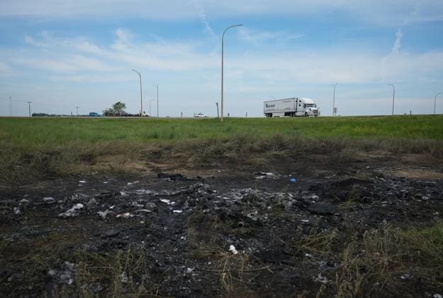 Kanada, Tote nach Bus-Unglück in Winnipeg June 16, 2023, CARBERRY, MB, CANADA: A scorched patch of ground where a bus carrying seniors ended up after colliding with a transport truck and burning on Thursday is seen on the edge of the Trans-Canada Highway where it intersects with Hwy 5, west of Winnipeg near Carberry, Man., Friday, June 16, 2023. Police said 15 people were killed and 10 more were sent to hospital. CARBERRY CANADA - ZUMAc35_ 20230616_zaf_c35_020 Copyright: xDarrylxDyckx