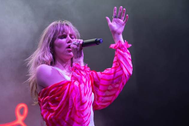 June 15, 2023, Manchester, Tennessee, United States: Suki Waterhouse performs during Day 1 of the 2023 Bonnaroo Music & Arts Festival on June 15, 2023 in Manchester, Tennessee. Manchester United States - ZUMAs181 20230615_zea_s181_070 Copyright: xDarrenxEaglesx