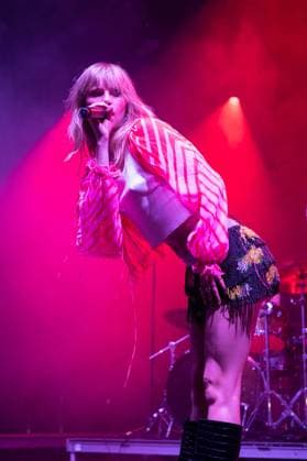 June 15, 2023, Manchester, Tennessee, United States: Suki Waterhouse and drummer Emilia Paige perform during Day 1 of the 2023 Bonnaroo Music & Arts Festival on June 15, 2023 in Manchester, Tennessee. Manchester United States - ZUMAs181 20230615_zea_s181_081 Copyright: xDarrenxEaglesx