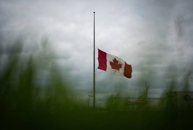 Kanada, Tote nach Bus-Unglück in Winnipeg June 16, 2023, BRANDON, MB, CANADA: A Canadian flag flies at half-mast in Brandon, Man., on Friday, June 16, 2023, to honour the victims of a bus crash in Carberry, on the Trans-Canada Highway west of Winnipeg. BRANDON CANADA - ZUMAc35_ 20230616_zaf_c35_086 Copyright: xDarrylxDyckx