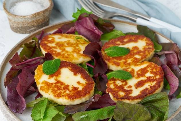 Cyprus roasted halloumi with salad mix, beet tops. Lchf, pegan, fodmap Cyprus roasted halloumi with salad mix, beet tops. Lchf, pegan, fodmap, paleo, scd, keto, ketogenic diet. Balanced food, clean eating recipe. White background, side view Copyright: xZoonar.com NataliaxGdovskaiax 18253582