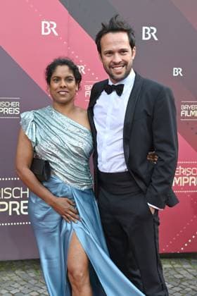 Martin Hagen FDP , regional chairman of the FDP in Bavaria with wife Anisha red carpet, red carpet, Bavarian Film Award 2023 on 16 06 2023 in the Prinzregententheater in Munich