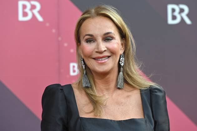 Caroline BEIL presenter, single image, cropped single image, portrait, portrait red carpet, red carpet, Bavarian Film Award 2023 on 16 06 2023 in the Prinzregententheater in Munich