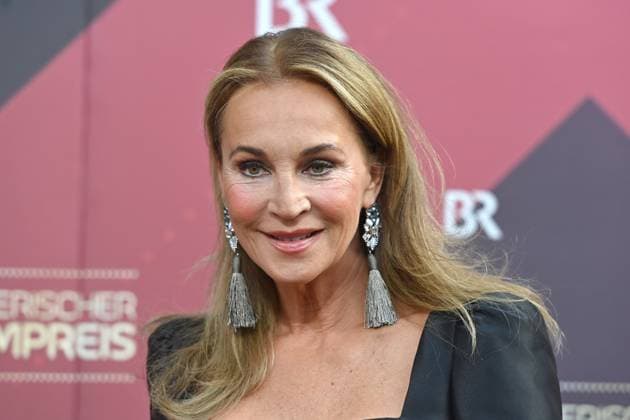 Caroline BEIL presenter, single image, cropped single image, portrait, portrait red carpet, red carpet, Bavarian Film Award 2023 on 16 06 2023 in the Prinzregententheater in Munich