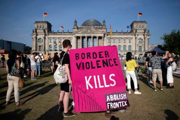 EU-Asylrecht Protest DEU, Deutschland, Germany, Berlin, 09.06.2023 Demonstranten von Sea Watch amnesty international und Pro Asyl mit Transparent Border Violence Kills Abolish Frontex protestieren gegen das Gemeinsame Europaeische Asylsystem GEAS , den Kompromiss der EU zum Asylverfahren und fordern menschenwuerdige und faire Asylverfahren in der EU ankommenden Menschen unter dem Motto Kein Asylkompromiss 2.0 Keine Abschaffung des Rechts auf Asyl Shame on You Nancy vor dem Reichtsag in Berlin Deutschland . Protest gegen den Vorschlag der EU der Grenzverfahren vorsieht, die das individuelle Recht auf Asyl abschaffen wuerde. ShameOnYouNancy en: Demonstrators from Sea Watch amnesty international and Pro Asyl with the banner Border Violence Ki
