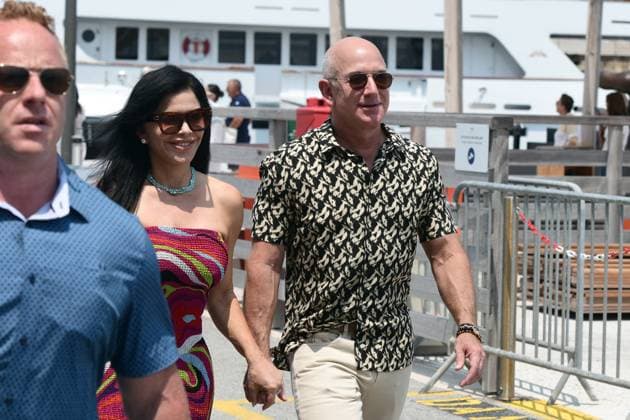 Entertainment Themen der Woche KW24 Entertainment Bilder des Tages Jeff Bezos with Lauren Sanchez in Saint Tropez Jeff Bezos and Lauren Sanchez visiting Saint Tropez during their vacation in South of France, on June 17, 2023. Photo by ABACAPRESS.COM Saint Tropez France  Copyright: xABACAx 857306_004 ABACAx 857306_004
