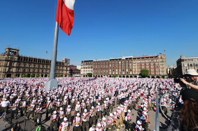 June 17, 2023 in Mexico City, Mexico: Hundred of Personstake part during the Massive Boxing Class in the Mexico City ZoÂ³calo, headed by personalities from Mexican boxing . On June 17, 2023 in Mexico City, Mexico. Mexico City Mexico - ZUMAe321 20230617_zia_e321_063 Copyright: xCarlosxSantiagox