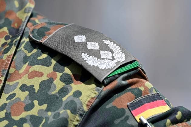 Schulterklapppe Oberst,Rangabzeichen, Dienstgrad,Abzeichen,Close Up, Tag der Bundeswehr 2023 am 17.06.2023 in der Fuerst Wrede Kaserne und der Ernst von Bergmann Kaserne in Muenchen. *** epaulettes colonel,rank,badge,close up,day of the german armed forces 2023 on 17 06 2023 in the Fuerst Wrede barracks and the Ernst von Bergmann barracks in munich