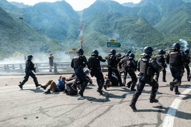 Bilder des Jahres 2023, News June 06 News Themen der Woche KW24 News Bilder des Tages French Protest In Modane France police tear gas canisters during clashes with security forces at a demonstration against the construction of a high-speed rail line between Lyon and Torino, in La Chapelle, next to Modane, on June 17, 2023. Modane France  Copyright: xEmrahxOprukcux originalFilename: oprukcu-notitle230617_nplMM.jpg