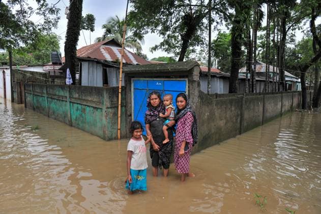 Bilder des Jahres 2023, News June 06 News Themen der Woche KW24 News Bilder des Tages June 18, 2023: 18 June 2023 Sylhet-Bangladesh: People wade through a submerged road of Sylhet town. Incessant rains for the past few days have caused waterlogging in the lower areas of Sylhet city. The photo was taken today from Ward No. 38 of Sylhet City Corporation - ZUMAr143 20230618_zap_r143_002 Copyright: xMdxRafayatxHaquexKhanx