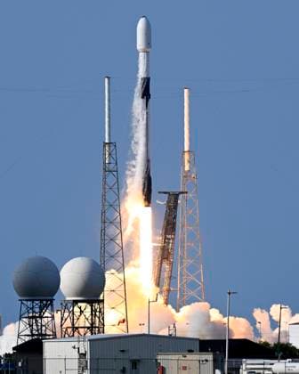 News Themen der Woche KW24 News Bilder des Tages A SpaceX Falcon 9 rocket launches the Satria communications satellite for the Government of Indonesia at 6:21 PM from Complex 40 at the Cape Canaveral Space Force Station, Florida on Sunday, June 18, 2023.  CCP20230618011 JOExMARINO