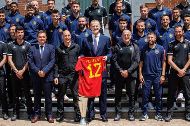 Entertainment Themen der Woche KW25 Entertainment Bilder des Tages King Felipe Receives National Soccer Team - Madrid Family photo of King Felipe VI (c) with the Spanish national soccer team after winning the 2022 2023 UEFA Nations League, at the Zarzuela Palace, on June 19, 2023, in Madrid, Spain. The Spanish national team became champions yesterday, Sunday 18 June, after beating the Croatian national team in a penalty shootout at the Feijenoord De Kuip Stadium in Rotterdam (Netherlands). Photo by Alejandro Martinez Velez Europa Press ABACAPRESS.COM Madrid Spain  Copyright: xEuropaxPress ABACAx 857503_002 EuropaxPress ABACAx 857503_002
