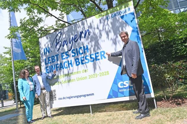 News Bilder des Tages Vorstellung eines Plakates zur Landtagswahl 2023 , Regierungsprogramm der Christlich sozialen Union. Slogan:IN BAYERN LEBT ES SICH EINFACH BESSER. Wahlkampfslogan.Wahlkampfmotto. v.re:Markus SOEDER (Ministerpraesident Bayern und CSU Vorsitzender). Martin HUBER (Generalsekretaer der CSU), Tanja SCHORER DREMEL. Pressekonferenz im Anschluss an die Vorstandssitzung des CSU Praesidiums in der CSU Landesleitung in Muenchen am 19.06.2023 *** Presentation of a poster for the state election 2023 , government program of the Christian Social Union slogan IN BAVARIA LIVES SIMPLY BETTER campaign slogan campaign motto v re Markus SOEDER State Premier of Bavaria and CSU Chairman Martin HUBER Secretary General of the CSU , Tanja SCHORER DREMEL press co