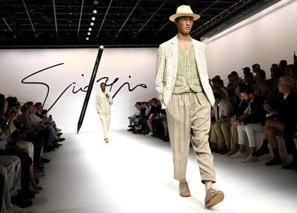 Entertainment Themen der Woche KW25 Entertainment Bilder des Tages June 19, 2023, Milan, Italy: A model presents a creation by Italian fashion stylist Giorgio Armani from the Men s Fall Winter 2023-24 collection during the Milan Fashion Week, in Milan, Italy, 20 June 2023. The Milan Fashion Week runs from 16 to 20 June. ANSA DANIEL DAL ZENNARO Milan Italy  - ZUMAa110 20230619_zaf_a110_012 Copyright: xDanielxDalxZennarox