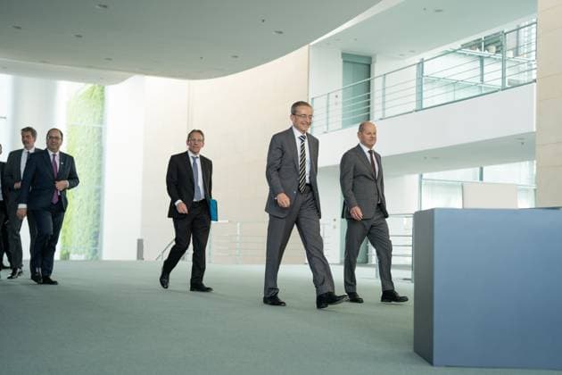 Unterzeichnung einer Vereinbarung zwischen der Bundesregierung und Intel im Bundeskanzleramt Unterstützung der Ansiedlung von Intel in Magdeburg mit knapp 10 Milliarden Euro Signing of an agreement between the federal government and Intel in the Federal Chancellery - support for the settlement of Intel in Magdeburg with almost 10 billion euros - Steffen Hebestreit, Regierungssprecher, Keyvan Esfarjani, Chief Global Operations Officer Intel Corporation, Jörg Kukies, Staatssekretär im Bundeskanzleramt, Pat Gelsinger, CEO Intel Corporation, Olaf Scholz, Bundeskanzler (von links);Unterzeichnung einer Vereinbarung zwischen der Bundesregierung und Intel im Bundeskanzleramt Unterstützung der Ansiedlung von Intel in Magdeburg mit kn