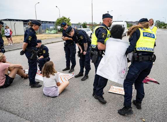 Bilder des Jahres 2023, News June 06 News Themen der Woche KW25 News Bilder des Tages MALMÖ 2023-06-19 Polisen kontrollerar Greta Thunberg (sittande i mitten) da man flyttar pa klimataktivister fran organisationen Ta Tillbaka Framtiden som pa mandagen för 5:e dagen i följd blockerar infarten till Oljehamnen i Malmö. MALMÖ SVERIGE x50090x *** MALMÖ 2023 06 19 Police control Greta Thunberg sitting in the middle as they move climate activists from the organization Take Back the Future who on Monday for the 5th day in a row blocked the entrance to the Oil Harbour in Malmö MALMÖ SWEDEN x50090x  Copyright: xJohanxNilsson TTx GRETA THUNBERG OLJEHAMNEN MALMÖ ivB3KrFb6Ak