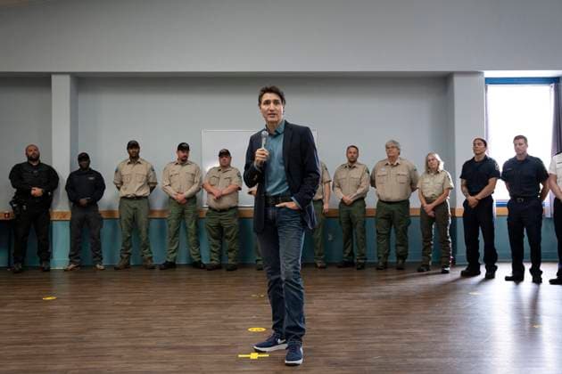 June 19, 2023, Tantallon, NS, Canada: Prime Minister Justin Trudeau, centre, speaks to first responders who battled the wildfires in Nova Scotia in Tantallon, N.S. on Monday, June 19, 2023. Tantallon Canada  - ZUMAc35_ 20230619_zaf_c35_016 Copyright: xDarrenxCalabresex