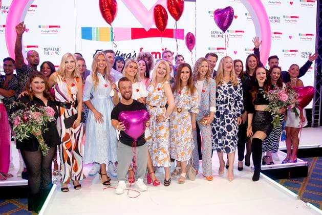 Bilder des Jahres 2023, Entertainment June 06 Entertainment Themen der Woche KW25 Gruppenbild mit den Hauptakteuren auf dem Laufsteg bei der Ernstings Family Spread the Love Fashion Show Herbst Winter 23 24 am 19.06.2023 in Hamburg Ernstings Family Modenschau 2023 in Hamburg *** Group picture with the main actors on the catwalk at the Ernstings Family Spread the Love Fashion Show Fall Winter 23 24 on 19 06 2023 in Hamburg Ernstings Family fashion show 2023 in Hamburg. 
