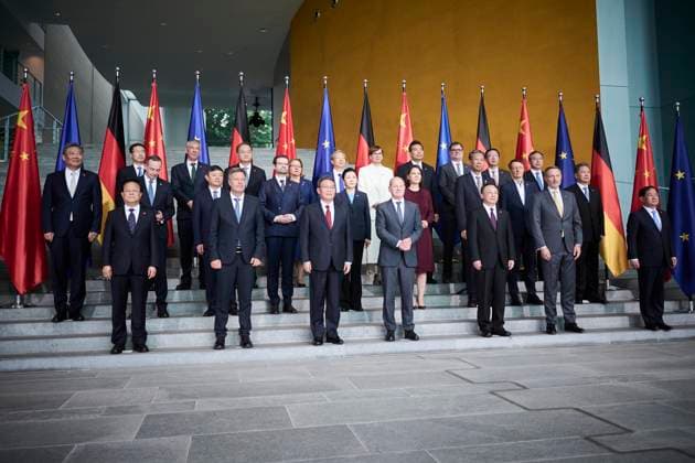 News Themen der Woche KW25 News Bilder des Tages Berlin, Gruppenfoto im Rahmen der deutsch-chinesischen Regierungskonsultationen im Kanzleramt Familienfoto im Rahmen der deutsch-chinesischen Regierungskonsultationen am 20.06.2023 im Bundeskanzleramt in Berlin. Berlin Bundeskanzleramt Berlin Deutschland *** Berlin, group photo in the framework of the German-Chinese government consultations at the Chancellery Family photo in the framework of the German-Chinese government consultations on 20 06 2023 at the Federal Chancellery in Berlin Berlin Federal Chancellery Berlin Germany