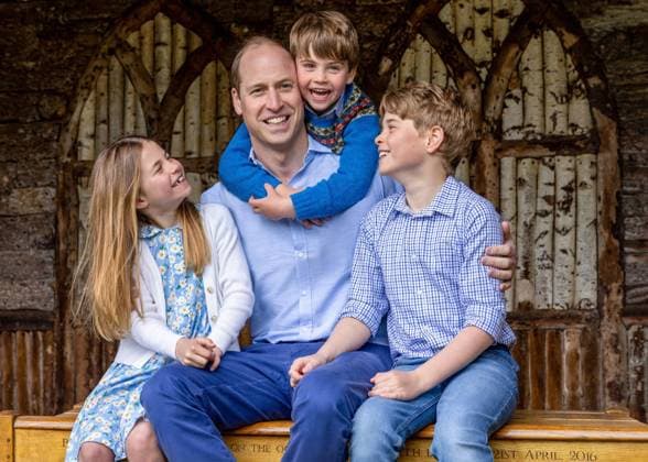 17-06-2023 William, Prince of Wales, seen in a photo released to the media on Father s Day, with his children George, Charlotte and Louis. Photo by Millie Pilkington Kensington palace EDITORIAL USE ONLY  Copyright: xPPEx